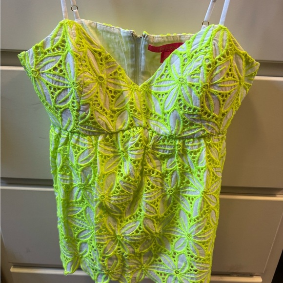 Lilly Pulitzer Neon Green Lace top. Sz 4 - Picture 1 of 3